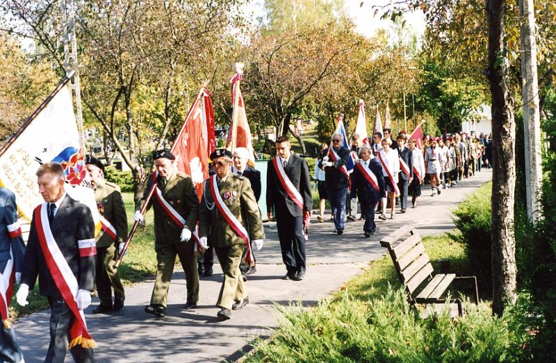 KKE 3307.jpg - Poświecenie symbolicznej mogiły pamięci zbrodni kresowej na cmentarzu komunalnym w Olsztynie, Olsztyn, 2003 r.